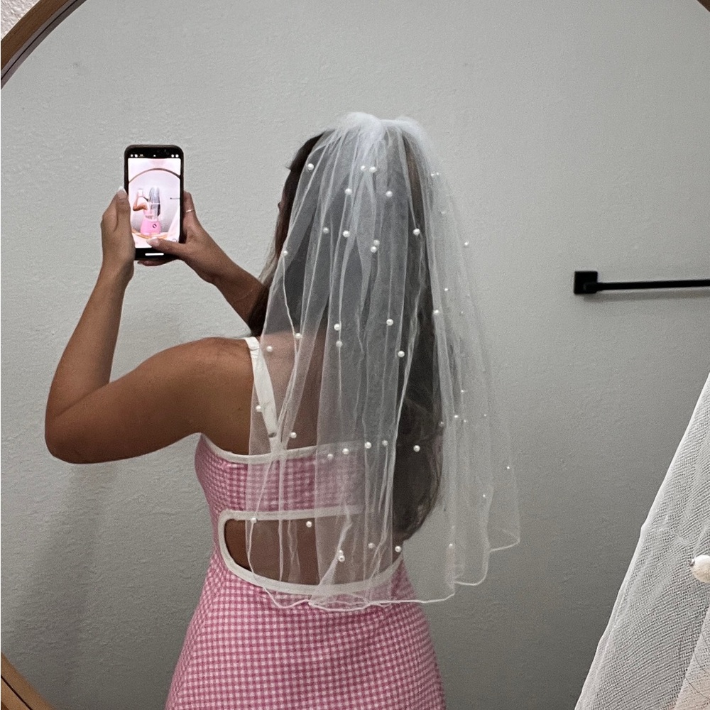 Elegant White Veil with Pearl Accents